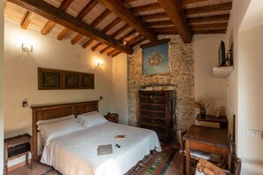6 bedrooms, desk, iron/ironing board, travel cot - IL BORGHETTO Magical property for large groups and families in south Tuscany (saturnia)