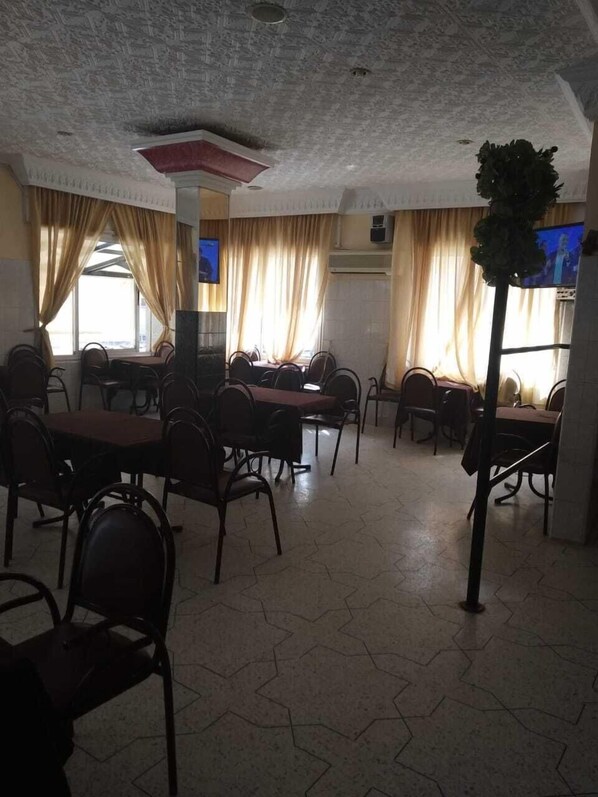 FrĂŒhstĂŒck, Mittagessen, Abendessen, lokale und internationale KĂŒche