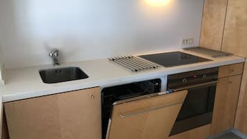Een koelkast, een microgolfoven, een oven, een kookplaat