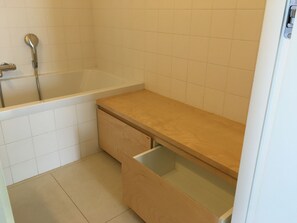 Duschwanne, Haartrockner, Handtücher, Toilettenpapier