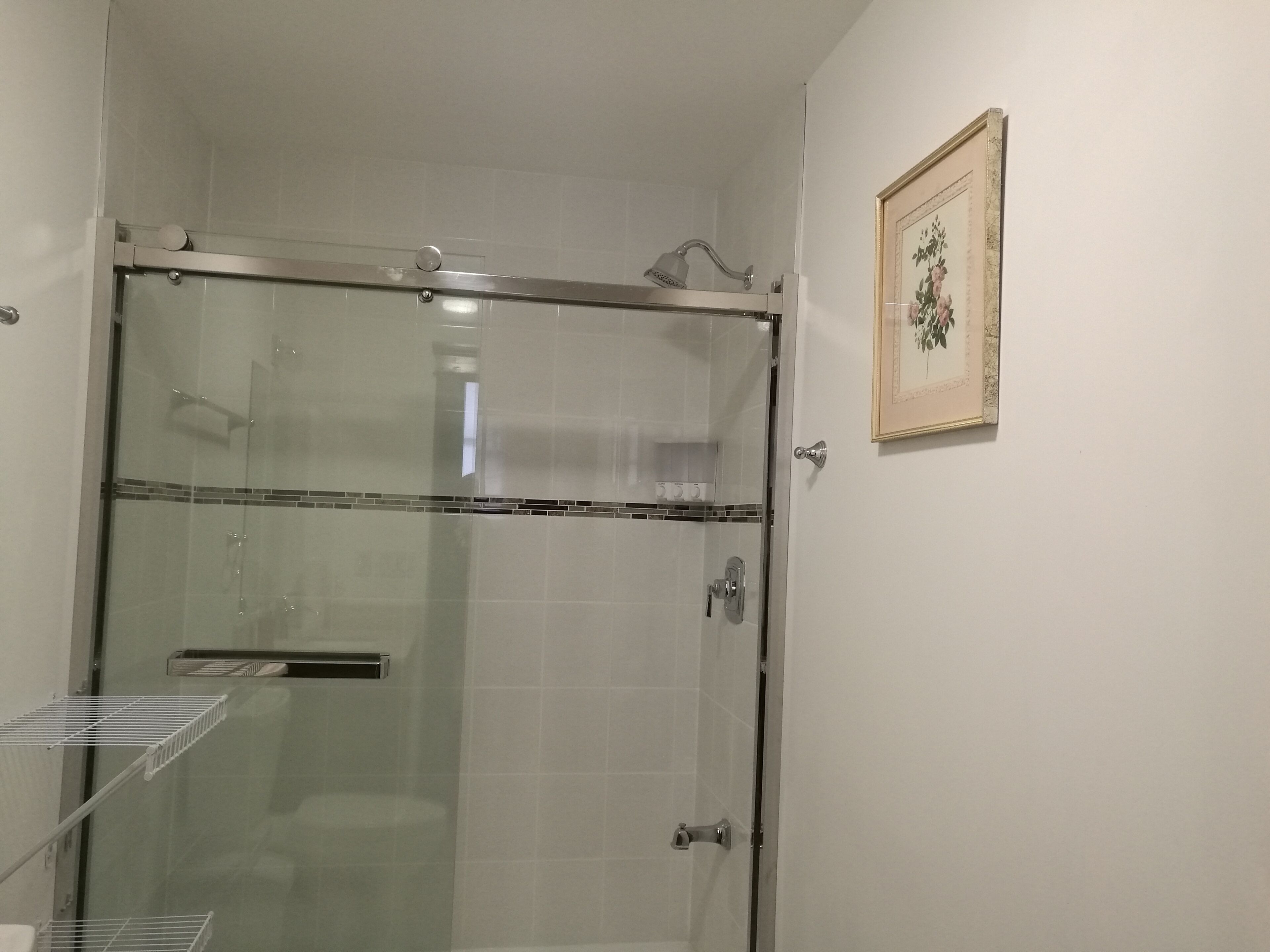 Douche, séchoir à cheveux, serviettes fournies, savon