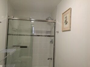 Shower, hair dryer, towels, soap - Deluxe Suite in Stratford Ambassador Guest Room (Stratford)
