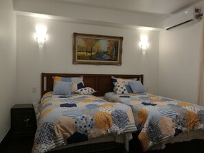 1 bedroom, desk, iron/ironing board, free WiFi - Deluxe Suite in Stratford Ambassador Guest Room (Stratford)
