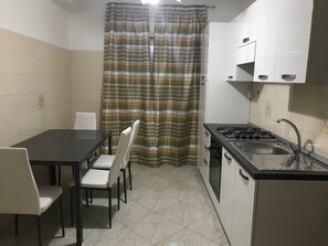Fridge, oven, stovetop, cookware/dishes/utensils