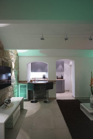 Appartement Exclusif (FeWo 2-queen bed&double air mattress) | Coin séjour | Télévision à écran plat de 100 pouces avec chaînes par câble, télévision