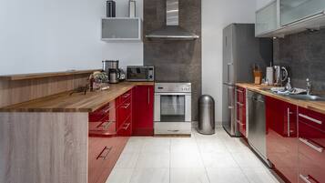 Exclusive Apartment (FeWo1-queen bed&double air mattress) | Private kitchen | Full-size fridge, oven, stovetop, dishwasher