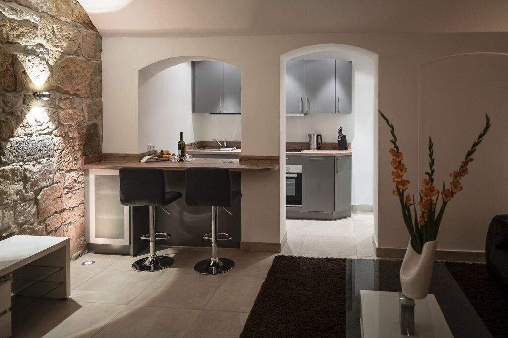 Departamento exclusivo (FeWo 2-queen bed&double air mattress) | Cocina privada | Refrigerador con congelador, horno, parrilla de estufa y lavavajillas 