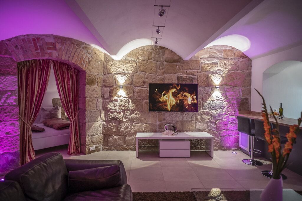 Departamento exclusivo (FeWo 2-queen bed&double air mattress) | Área de sala de estar | Televisión de pantalla plana, Netflix y piso con calefacción 