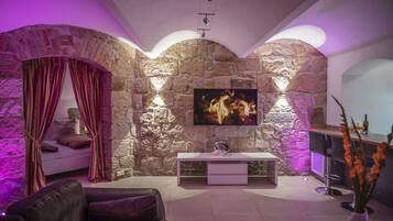 Exclusive Apartment (FeWo 2-queen bed&double air mattress) | Living area | 100-inch flat-screen TV with cable channels, TV, Netflix