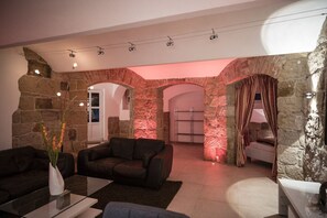 Exclusive Apartment (FeWo 2-queen bed&double air mattress) | Living area | 100-inch flat-screen TV with cable channels, TV, Netflix - Villa am Park (Dresden)