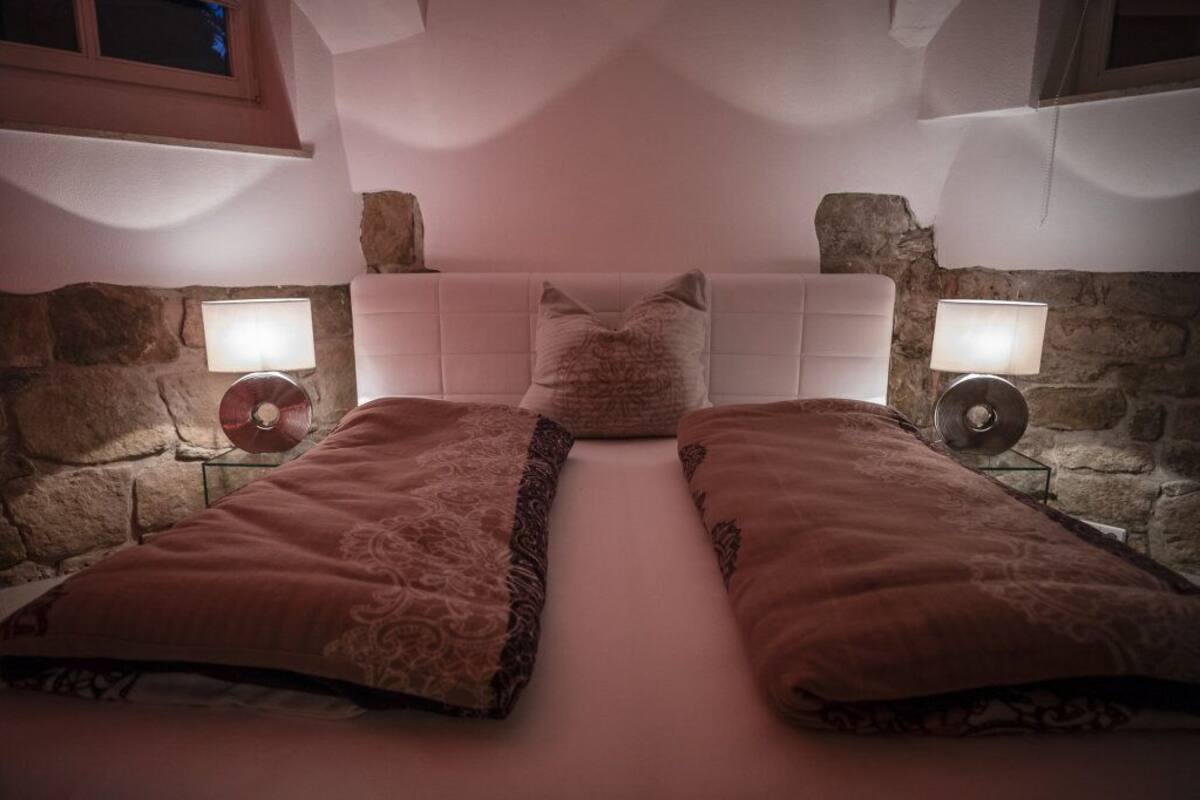 Exclusive Apartment (FeWo 2-queen bed&double air mattress) | 1 bedroom, premium bedding, memory foam beds, iron/ironing board