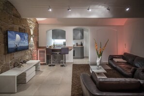 Exclusive Apartment (FeWo 2-queen bed&double air mattress) | Living room | 100-inch flat-screen TV with cable channels, TV, Netflix - Villa am Park (Dresden)