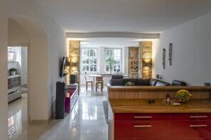 Exclusive Apartment (FeWo1-queen bed&double air mattress) | Living area | 100-inch flat-screen TV with cable channels, TV, Netflix - Villa am Park (Dresden)