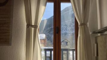 3 habitaciones, escritorio, tabla de planchar con plancha y wifi gratis