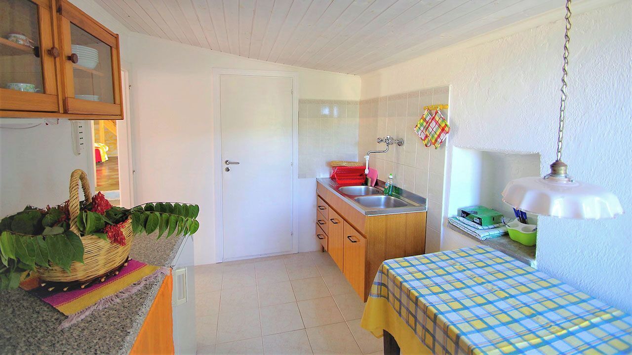 Fridge, oven, stovetop, coffee/tea maker