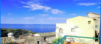 Calabria, pueblo medieval, ecoturismo, tradición y cultura, mar y naturaleza.