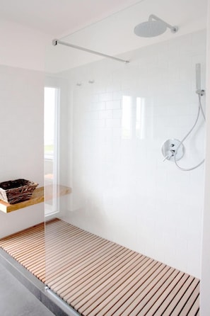 Shower, hair dryer, towels, soap - Modern Sea View and Beachfront Apartment. (Trapani)