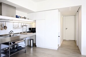 Geladeira, micro-ondas, cooktop, lava-louças