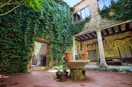 Courtyard. Casa Palaciega El Cuartel