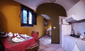 Kühlschrank, Mikrowelle, Herdplatte, Wasserkocher mit Kaffee-/Teezubehör