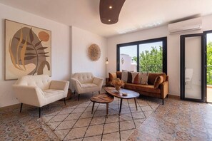 Smart TV, offices - This beautiful flat is completely renovated! It has 3 beautiful bedrooms, an open plan fully equipped kitchen, a nice living room with smart tv and a terrace to enjoy the nice weather. (Mijas)