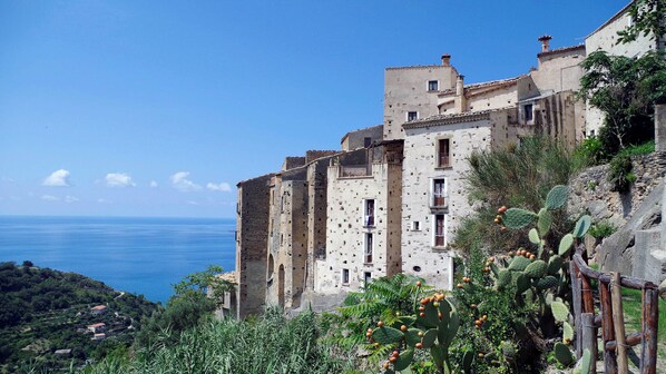 A coastal building with multiple windows and balconies, overlooking the sea. - Beautiful house in Belmonte Calabro,Ecotourism, tradition, culture, sea and nature (Belmonte Calabro)