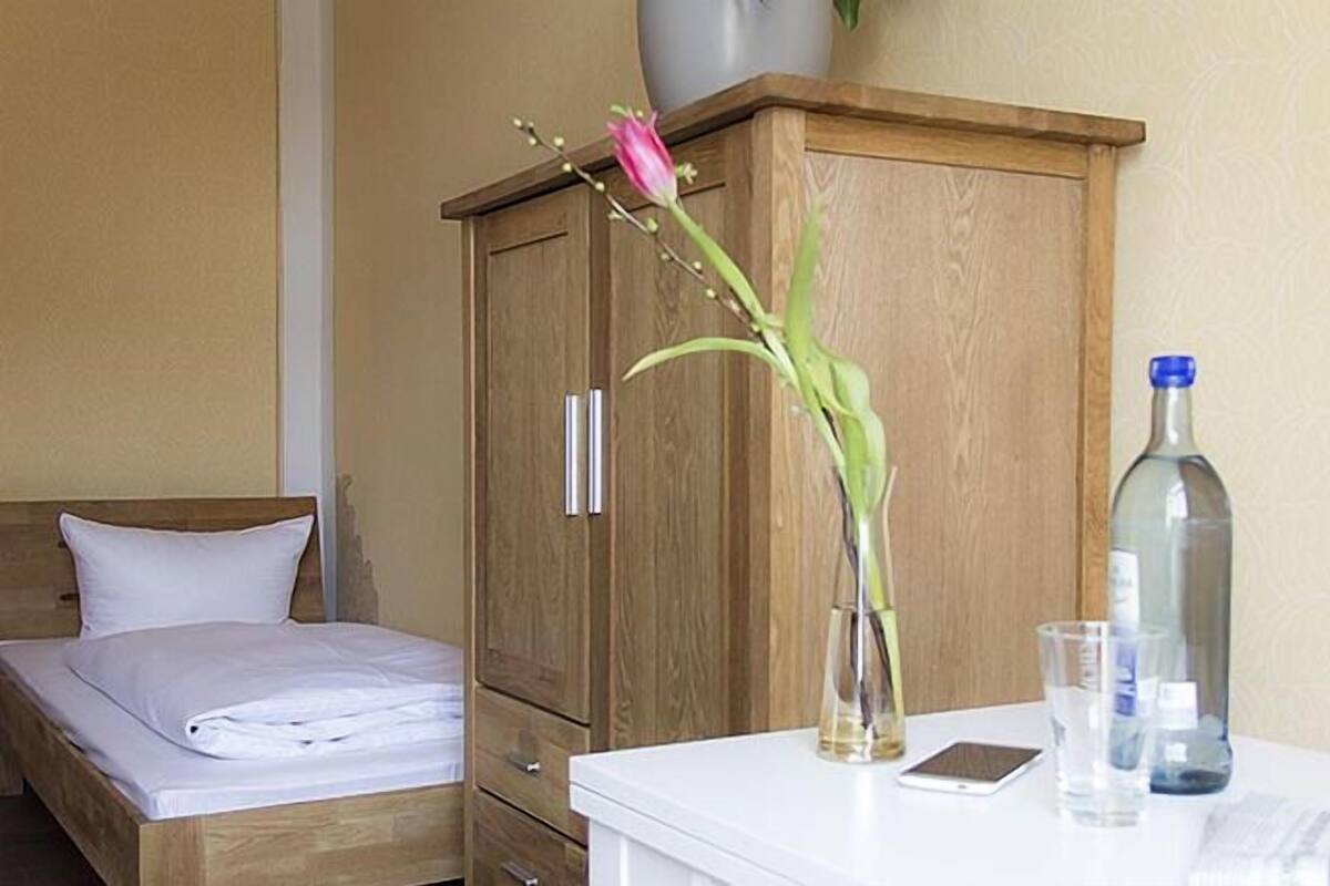 Single Room | Hypo-allergenic bedding available, desk, blackout drapes, WiFi (free)