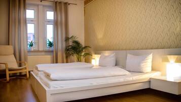 1 Schlafzimmer, Allergikerbettwaren, Schreibtisch, Verdunkelungsvorhänge