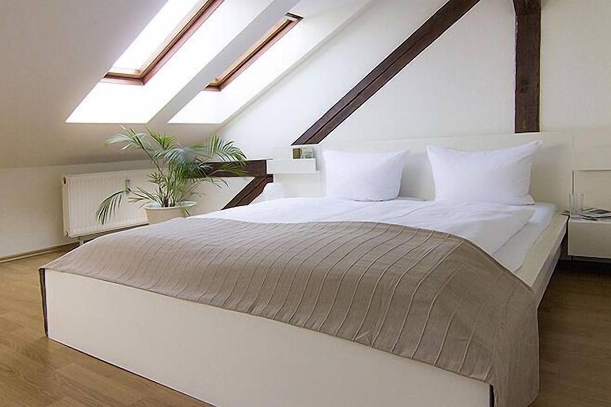 Comfort Apartment (I) | Hypo-allergenic bedding available, desk, blackout drapes, WiFi (free)