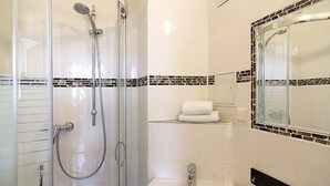 Chambre Simple | Salle de bain | Articles de toilette gratuits, sèche-cheveux, serviettes fournies, savon