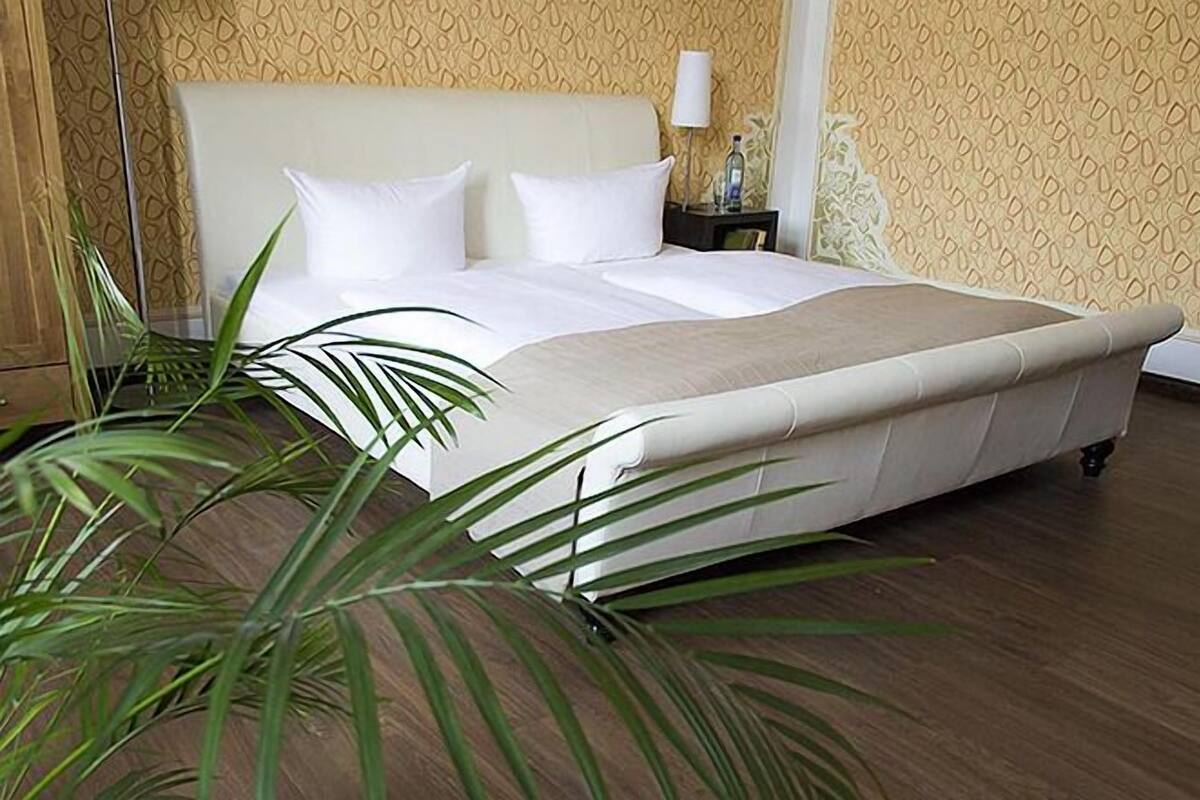 Double Room | Hypo-allergenic bedding available, desk, blackout drapes, WiFi (free)