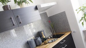 Cafetière/bouilloire, grand réfrigérateur, plaque de cuisson