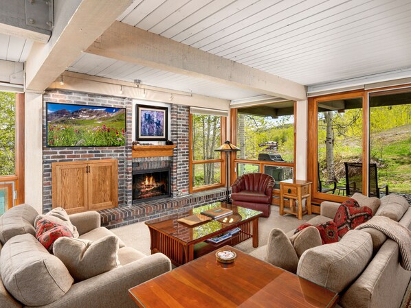 Fireplace, DVD player, stereo - Top of the Village - Leaf 401 (Snowmass Village)