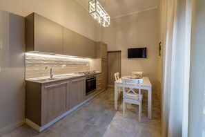 Frigorífico, horno, lavavajillas y cafetera o tetera