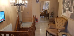 32-inch flat-screen TV with satellite channels, TV, fireplace - Epic Meidan Hotel (Tbilisi)