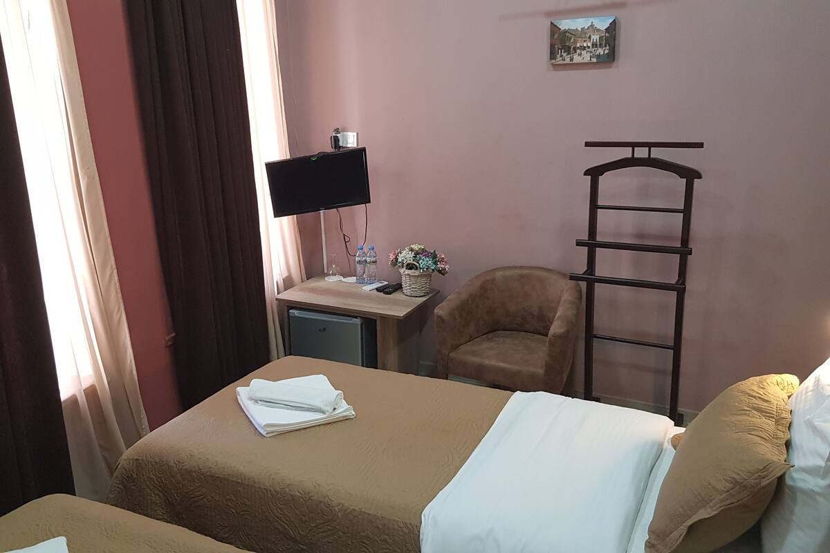 1 bedroom, Egyptian cotton sheets, premium bedding, down comforters