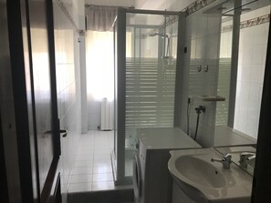 Douche, sèche-cheveux, bidet, serviettes fournies