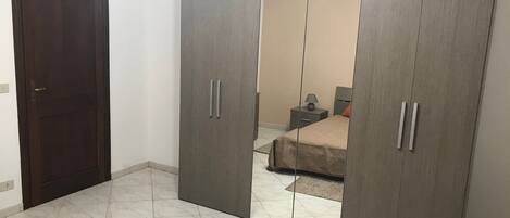 2 soverom, strykejern/-brett og sengetøy