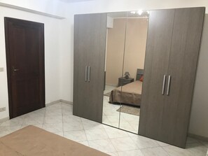 2 bedrooms, iron/ironing board, bed sheets