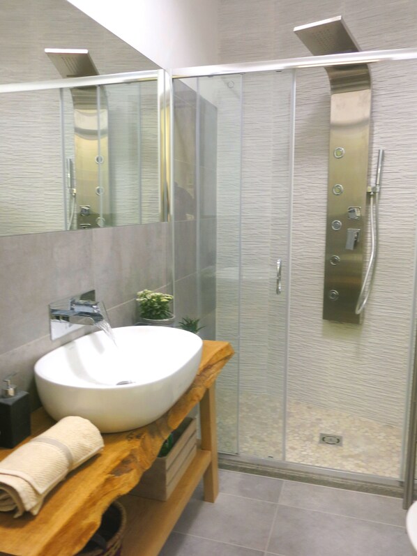 Douche, baignoire à jets, sèche-cheveux, bidet