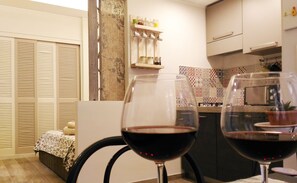 Kühlschrank, Mikrowelle, Herdplatte, Geschirrspüler