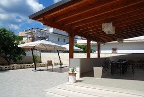 Outdoor dining - Villa Cohiba 600m from the sea (Monti D'arena-bosco Caggione)