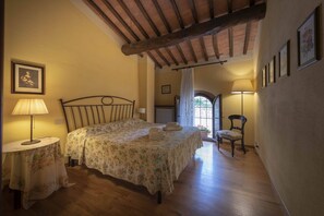 2 quartos, cofres nos quartos, ferros/tábuas de passar roupa