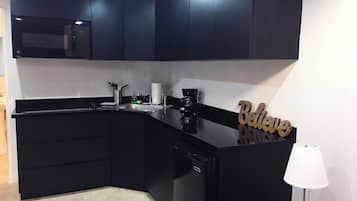 Frigorífico, microondas, placa de cocina y cafetera o tetera
