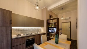 Une cuisine moderne dotée d’un plan de travail en bois, de meubles encastrés et d’un coin repas avec une table et des chaises en bois.