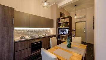 Kjøleskap, ovn, kokeplater og oppvaskmaskin