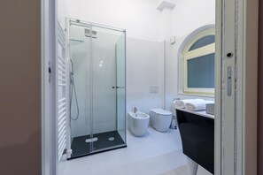 Hårføner og håndklær