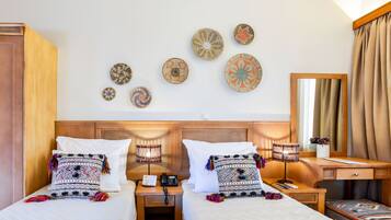 1 habitación, caja de seguridad en la habitación y escritorio