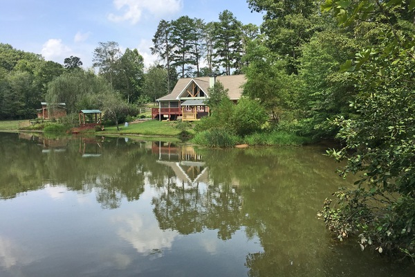 Peaceful, relaxing hideaway. Not "in town" but close to adventure and amenities