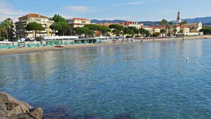 A coastal town with clear waters, a rocky shoreline, and buildings in the background. - Casa Rosa - Vacation apartments on the Flower Riviera, decorated with love (Diano San Pietro)